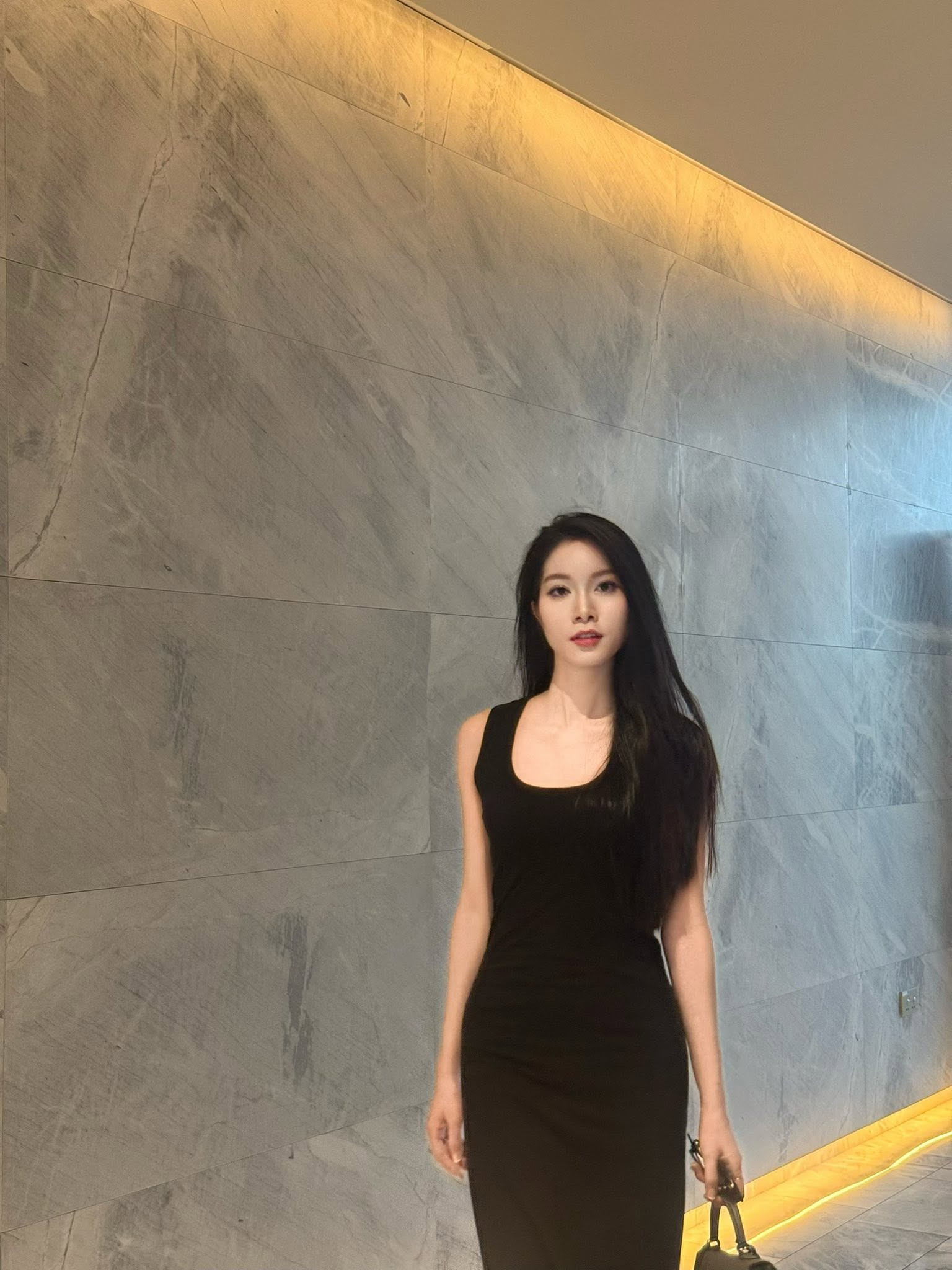 Người nước ngoài xếp hàng chụp ảnh với cô gái Việt SN 2002 cao 1m76 đứng trước Bưu điện TP.HCM