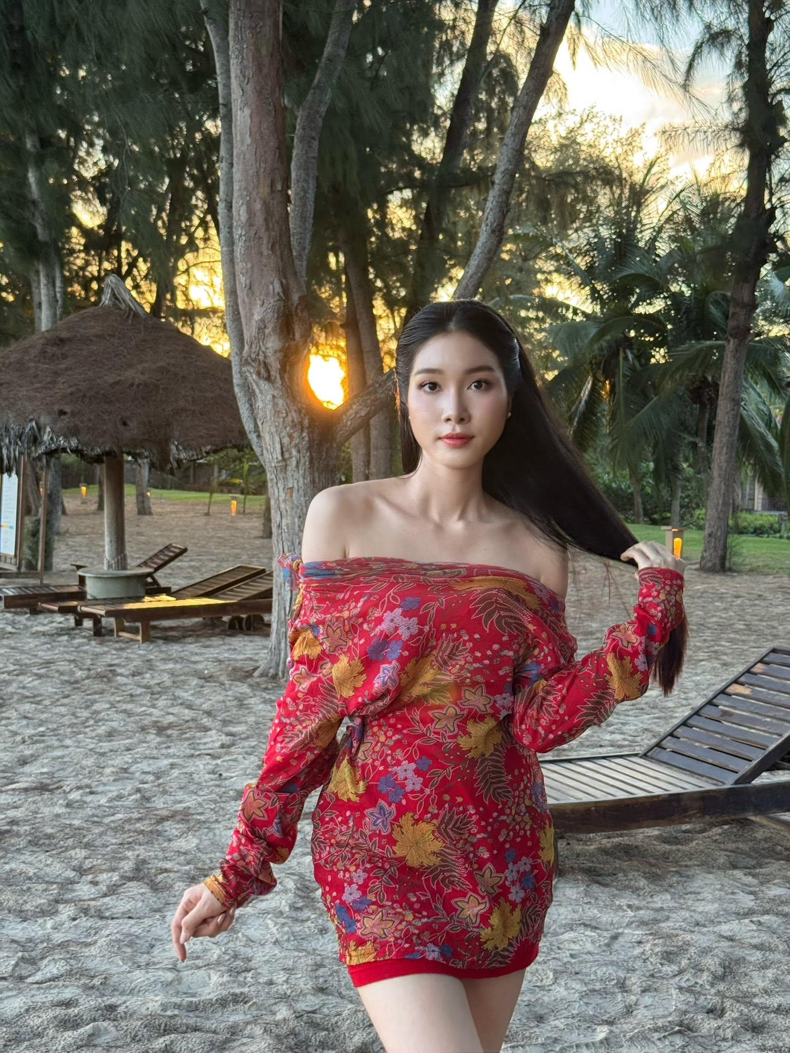 Người nước ngoài xếp hàng chụp ảnh với cô gái Việt SN 2002 cao 1m76 đứng trước Bưu điện TP.HCM