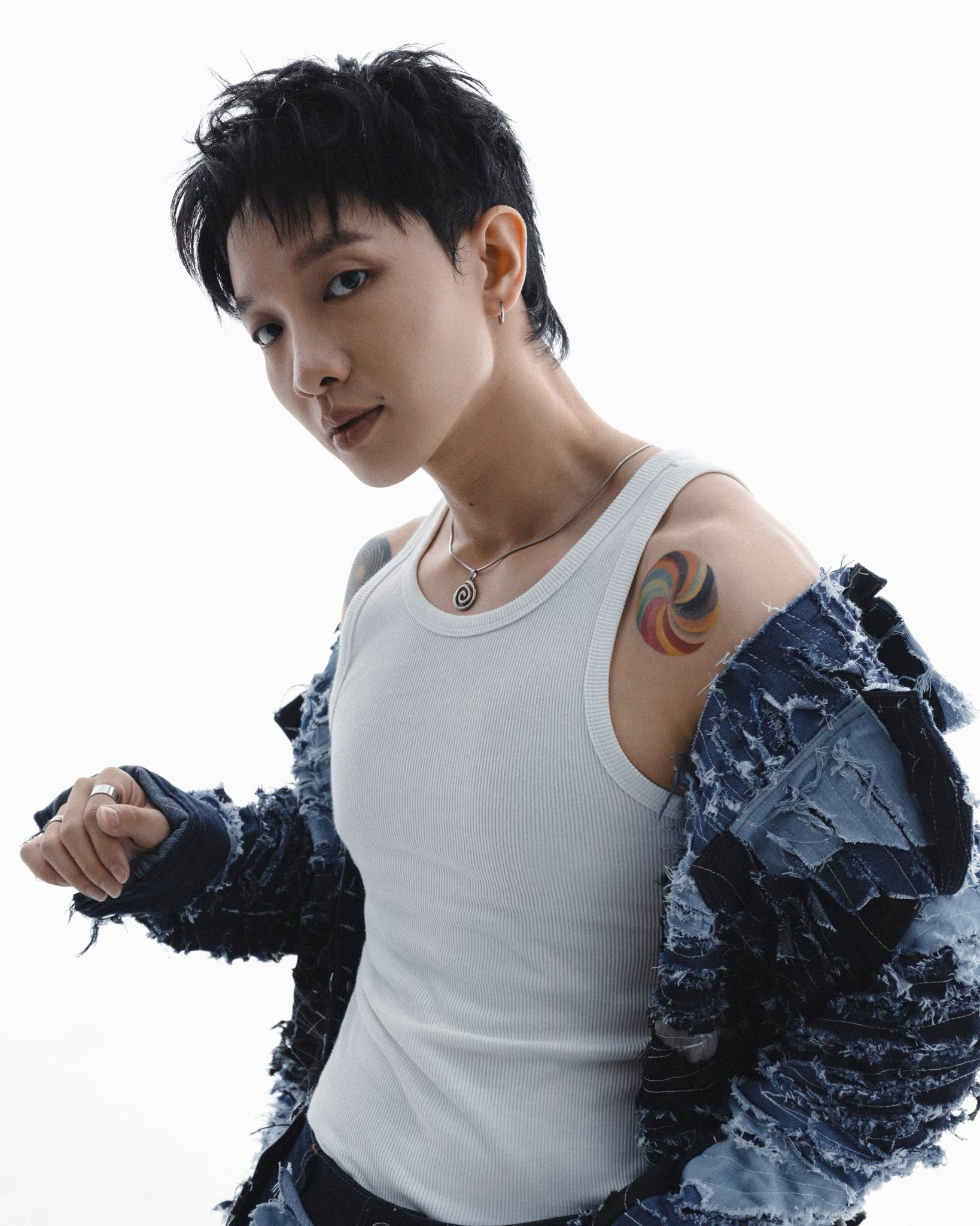 Sau thành công của album Xoay Tròn và chuỗi hoạt động nổi bật khi tiếp tục xuất hiện trong các chương trình truyền hình thực tế giúp Hoàng Dũng mở rộng độ nhận diện và có thêm nhiều fan mới