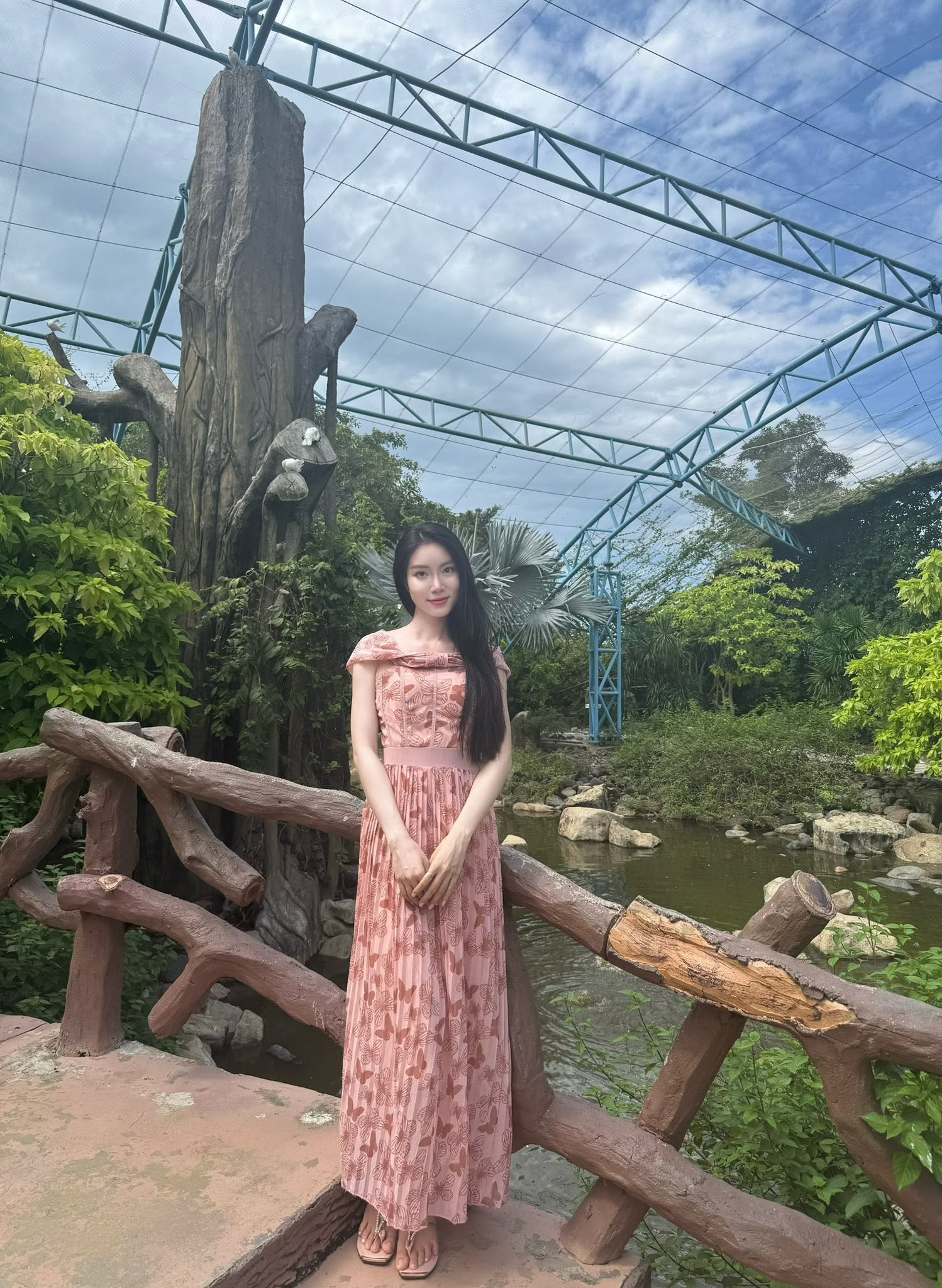 Người nước ngoài xếp hàng chụp ảnh với cô gái Việt SN 2002 cao 1m76 đứng trước Bưu điện TP.HCM