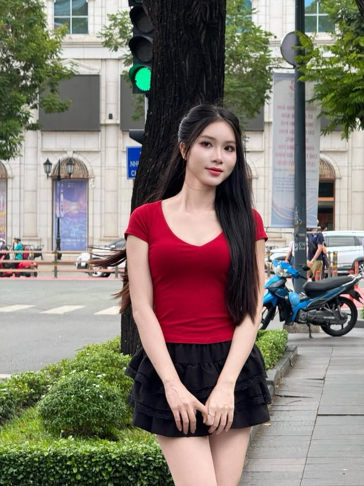 Người nước ngoài xếp hàng chụp ảnh với cô gái Việt SN 2002 cao 1m76 đứng trước Bưu điện TP.HCM