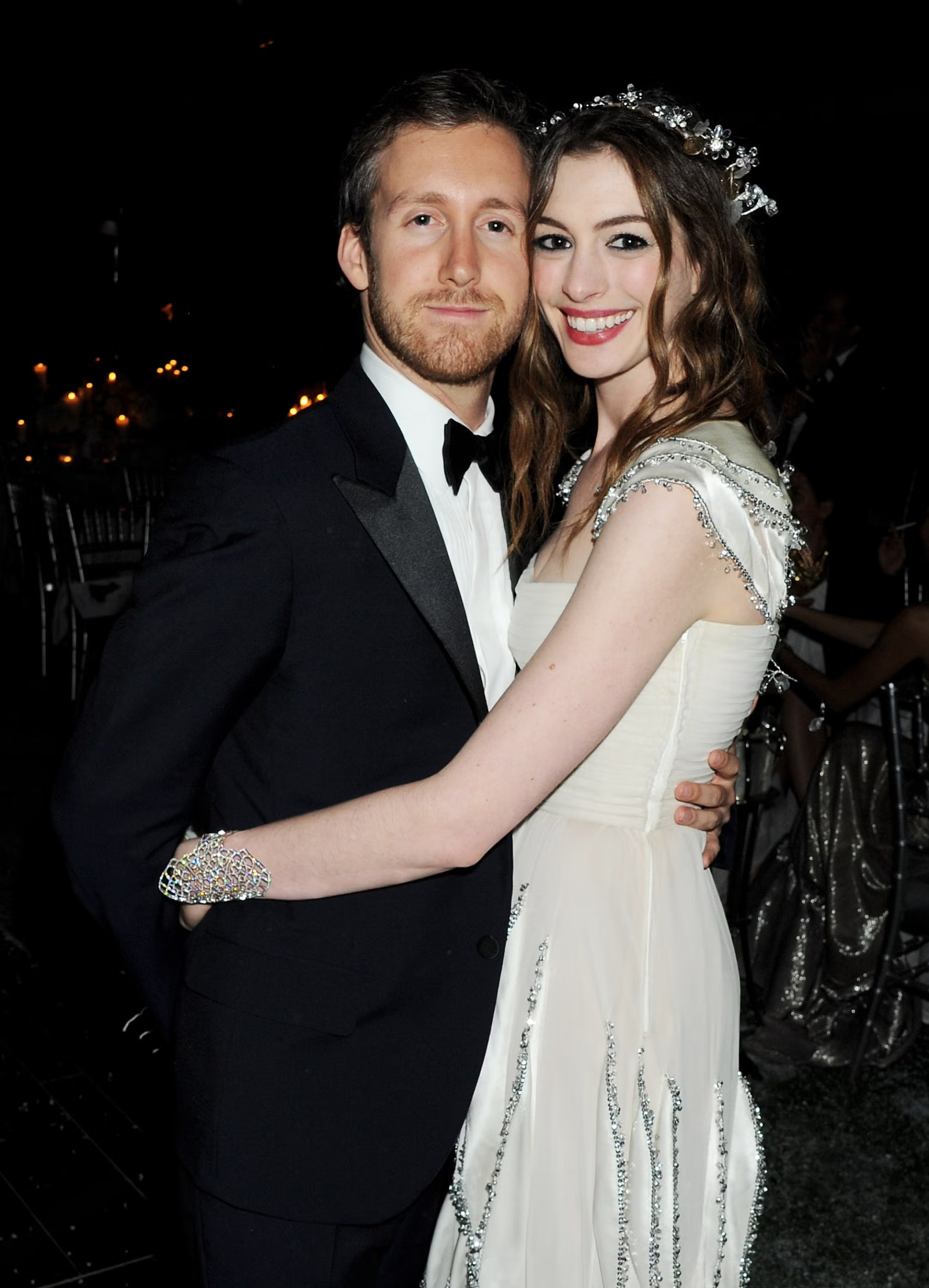 Anne Hathaway bên chồng Adam Shulman. Ảnh: Page Six.