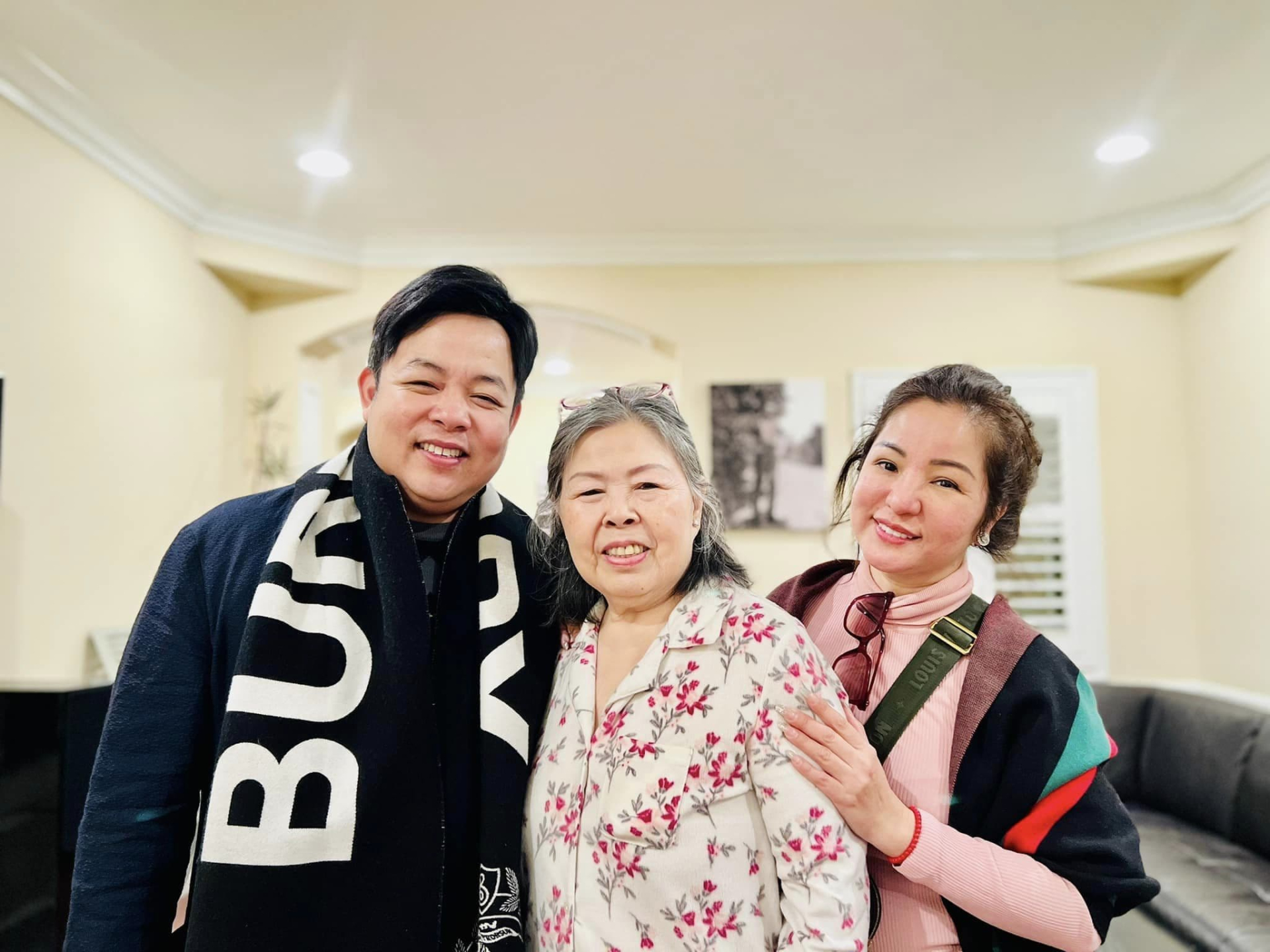 Đầu tháng 8 vừa qua, Quang Lê thông báo tin buồn mẹ ruột đã qua đời, hưởng thọ 73 tuổi. Ảnh: FBNV