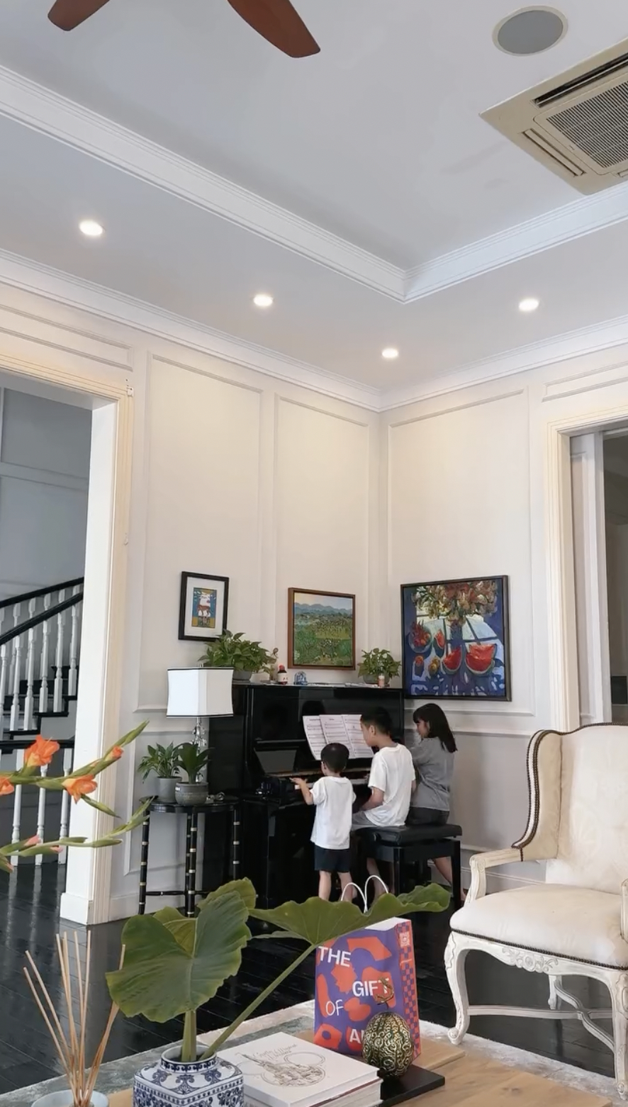 Góc phòng khách có đàn piano (Ảnh cắt từ clip)