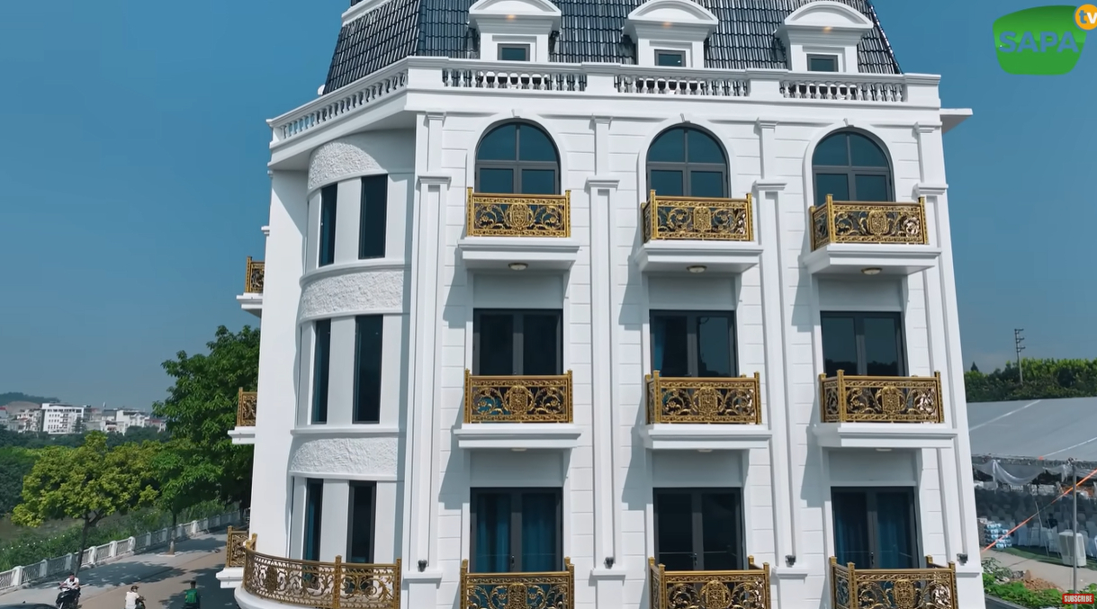 Nhìn từ phía ngoài tòa nhà