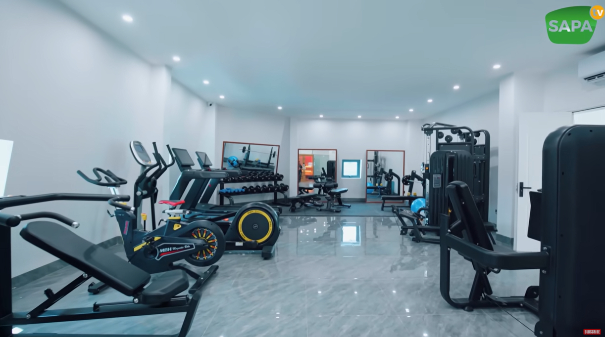 Phòng tập với nhiều loại máy móc khác nhau