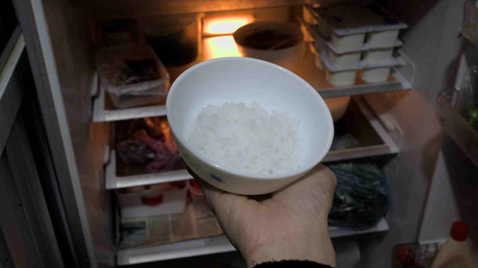 Vì sao nhiều gia đình đặt một bát muối vào ngăn mát tủ lạnh? Lý do nằm ở một vấn đề ít ai để ý