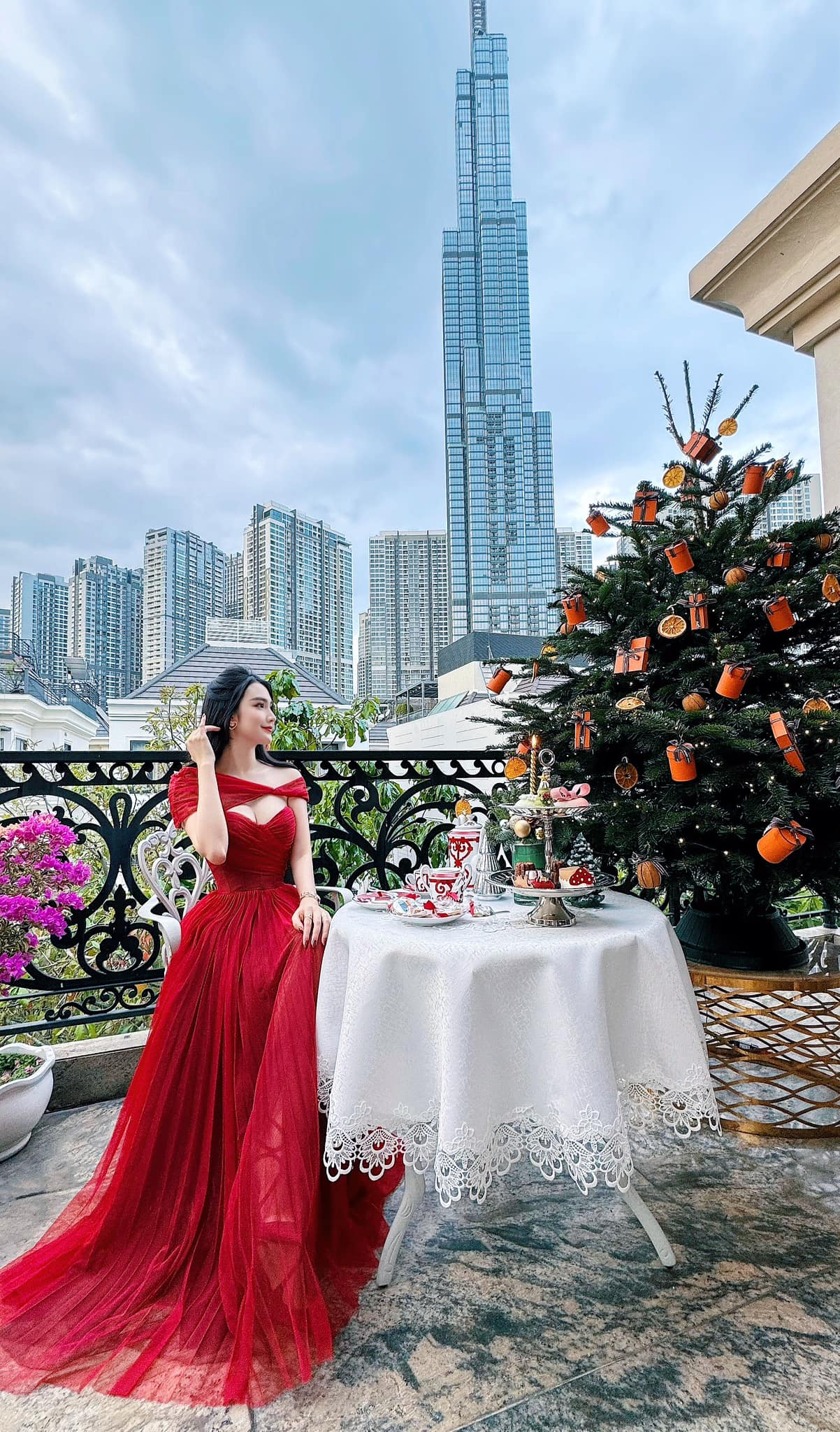 Phú bà Ngọc Loan: Biệt thự view Landmark 81 là nhà, cắm hoa nấu nướng là content triệu view