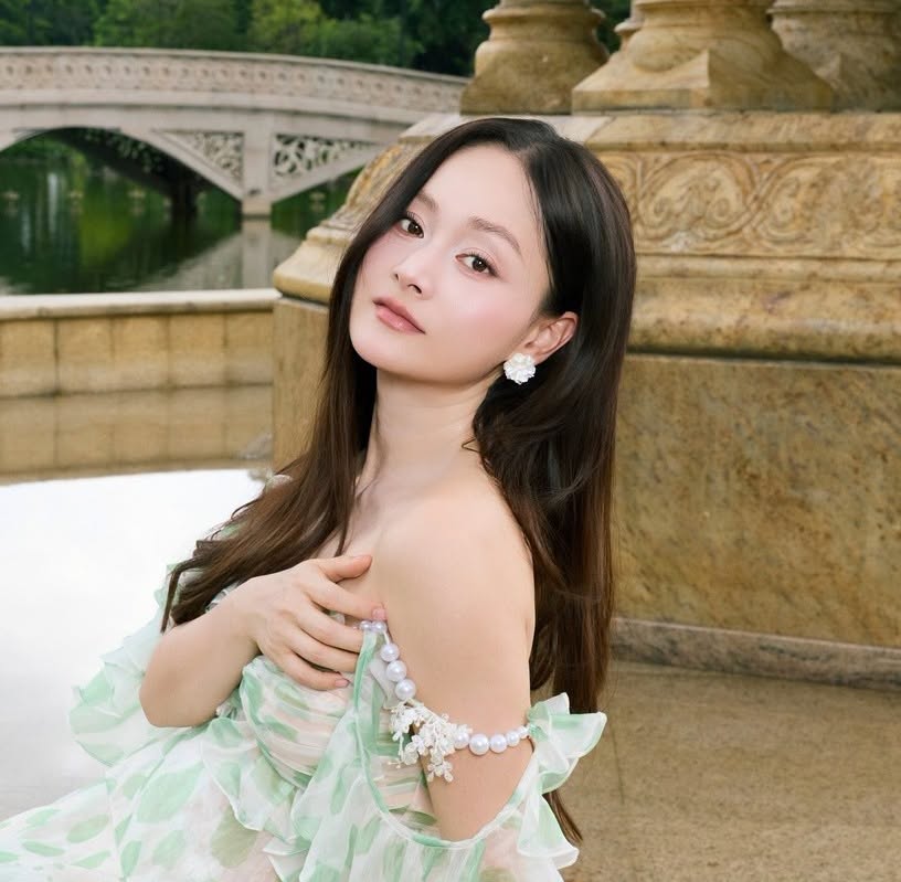 Cô có khả năng sử dụng nhiều ngoại ngữ như tiếng Anh, Pháp, Nhật và Nga. Ảnh: FBNV