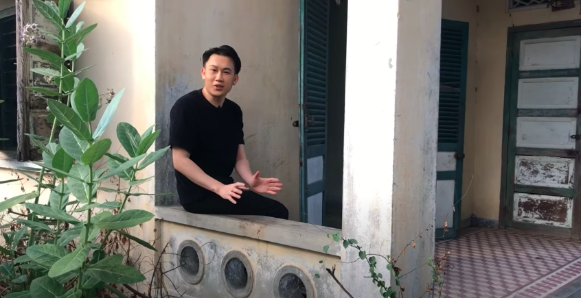 Năm 2020, ca sĩ Dương Triệu Vũ - em trai ruột của Hoài Linh từng chia sẻ vlog ghi lại chuyến trở về căn nhà cũ của gia đình tại Cam Ranh, Khánh Hòa. Ảnh: Tổng hợp