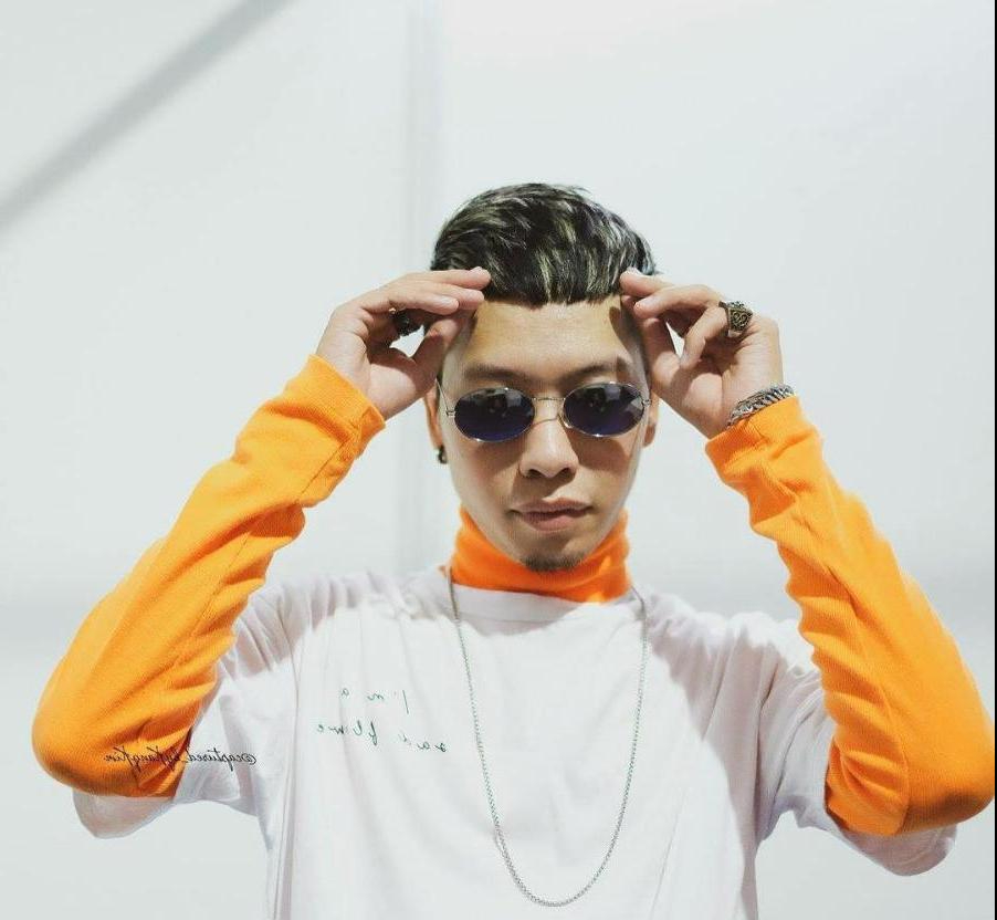 Những hình ảnh cũ của Emcee L gắn với tóc ngắn, để râu, đeo kính râm và phong cách streetwear đậm chất hip hop