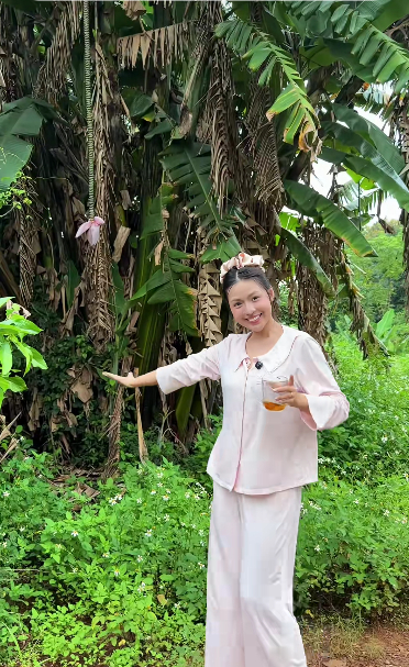Vợ một CEO flex gia thế ở quê khi “mở tour” thăm nhà sàn 2 tầng, nằm giữa vườn sầu riêng, chôm chôm, bơ…