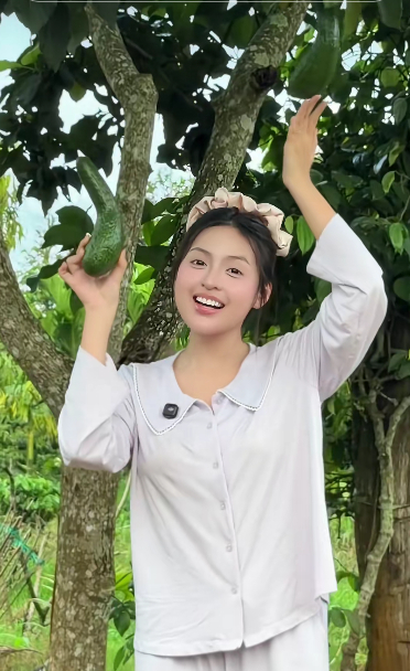 Vợ một CEO flex gia thế ở quê khi “mở tour” thăm nhà sàn 2 tầng, nằm giữa vườn sầu riêng, chôm chôm, bơ…