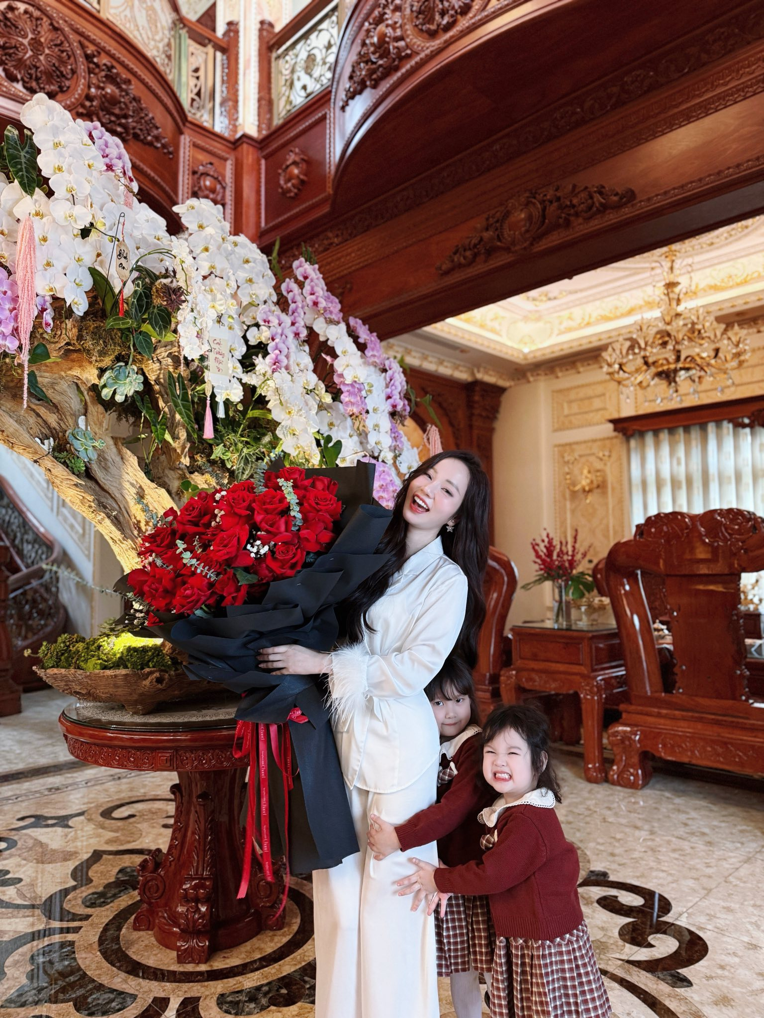 “Phú bà” 34 tuổi sống cuộc đời như mở khóa gói VIP: Dinh thự triệu đô, đến phòng tắm cũng phải có điều hòa