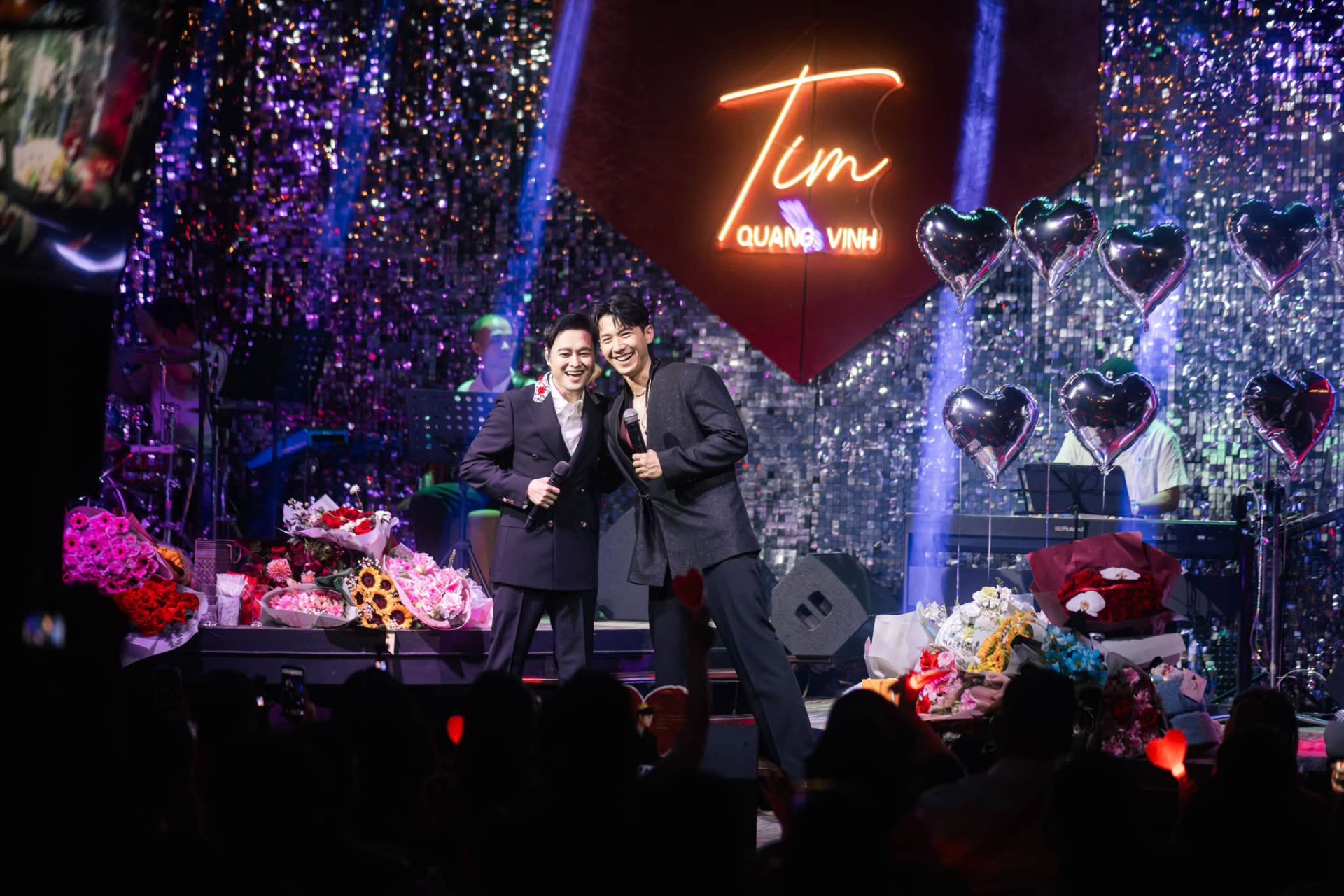 Weipo Liao góp mặt tại showcase và cùng Quang Vinh biểu diễn Ôm Anh Khi Em Muốn Khóc