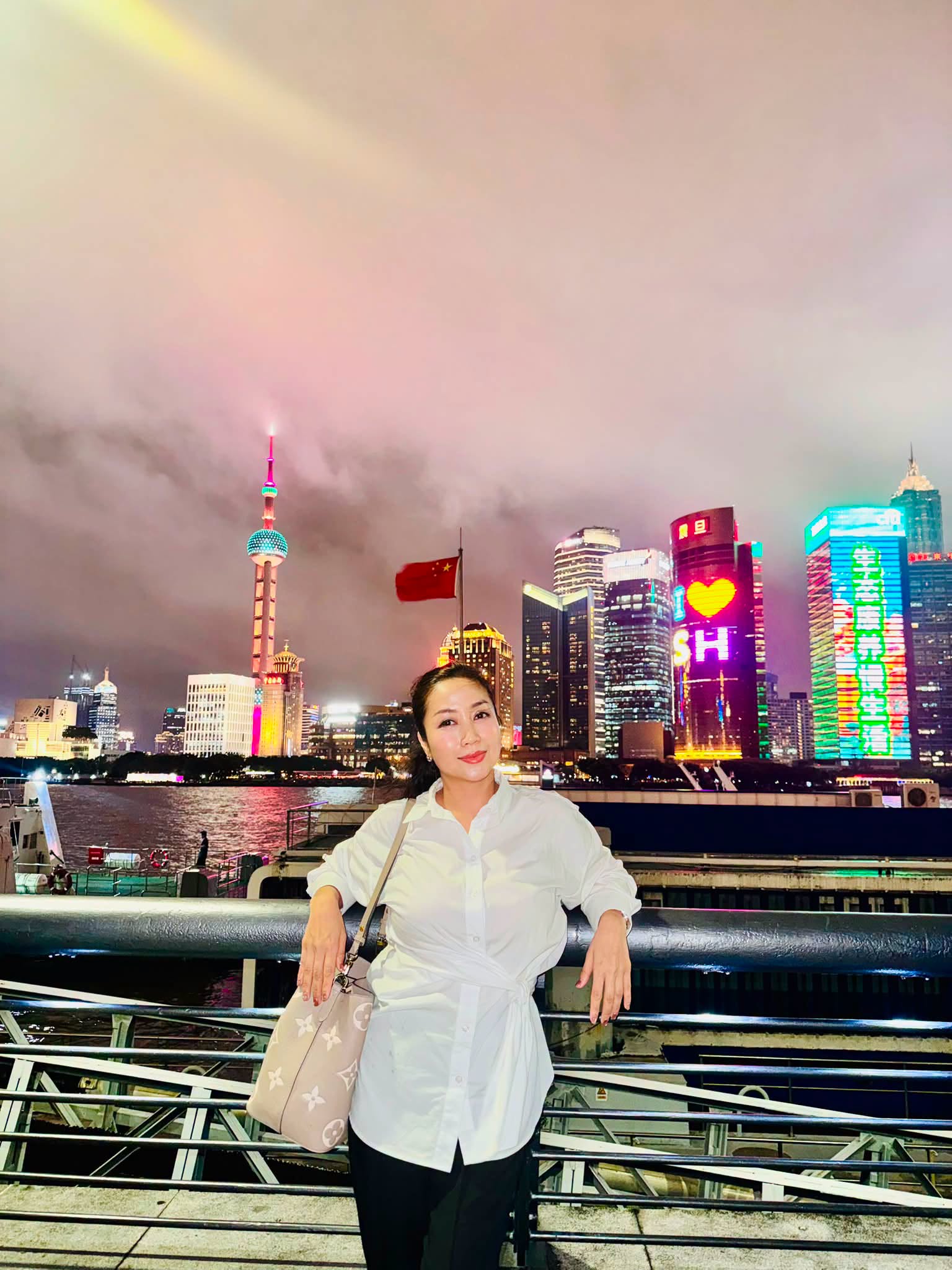 Ốc Thanh Vân đăng tải hinh ảnh check-in ở Thượng Hải. Ảnh: FBNV