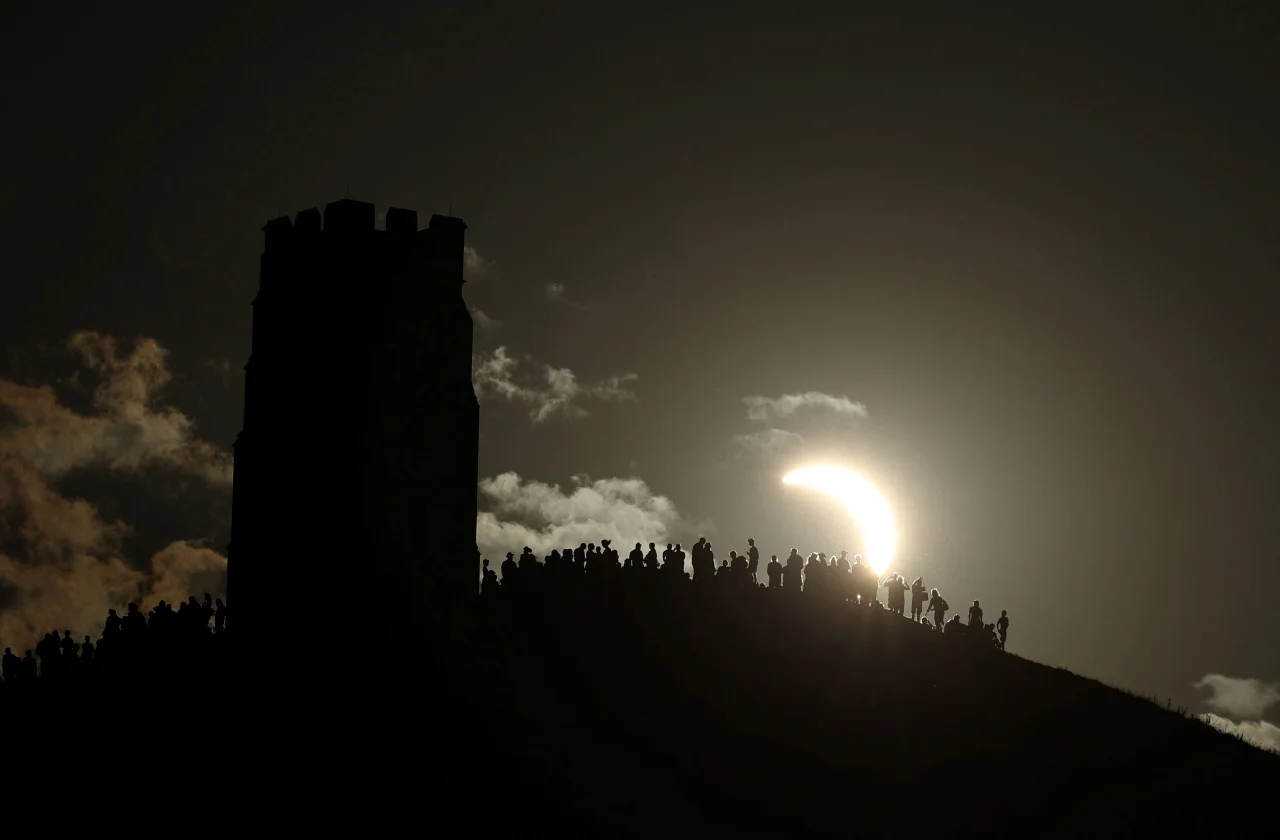 Hiện tượng nhật thực một phần được quan sát thấy phía trên Tháp St. Michael ở Glastonbury, Anh. Ảnh: Reuters