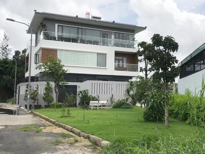 Ốc Thanh Vân cùng gia đình từng sống trong căn biệt thự ở Bình Chánh. Ảnh: FBNV