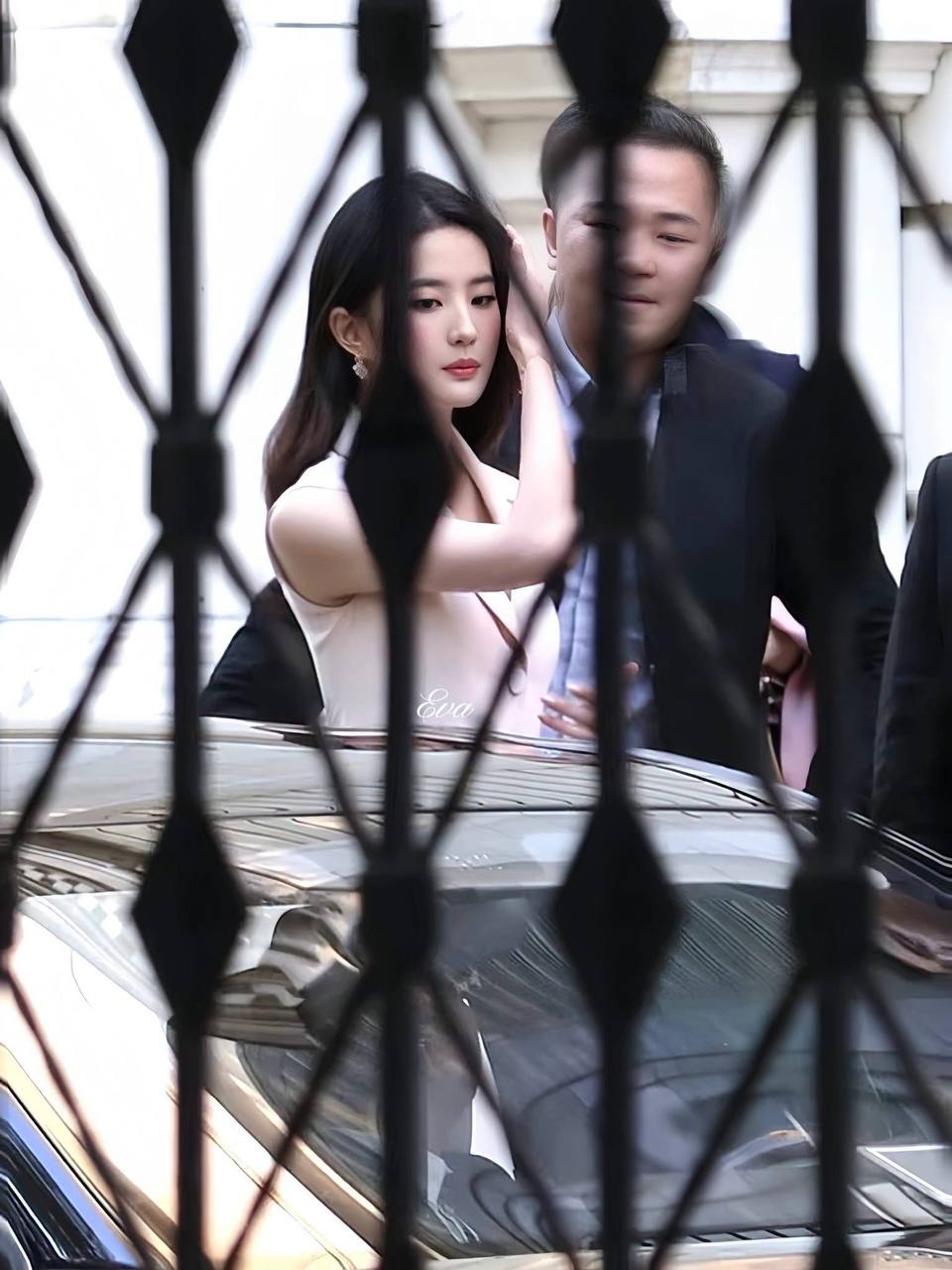 Nhan sắc yêu kiều, sang chảnh của Lưu Diệc Phi.