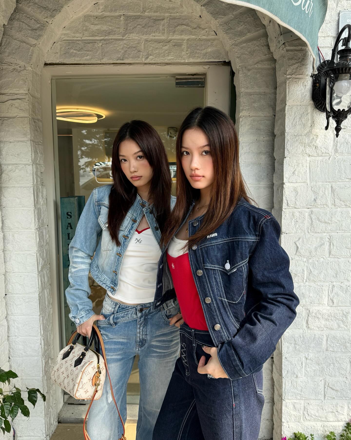 Cặp chị em sinh đôi sở hữu visual