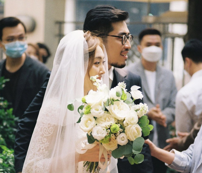 Sau hơn 2 năm gắn bó, cặp đôi tổ chức lễ ăn hỏi riêng tư vào tháng 11/2021. Ảnh: FBNV