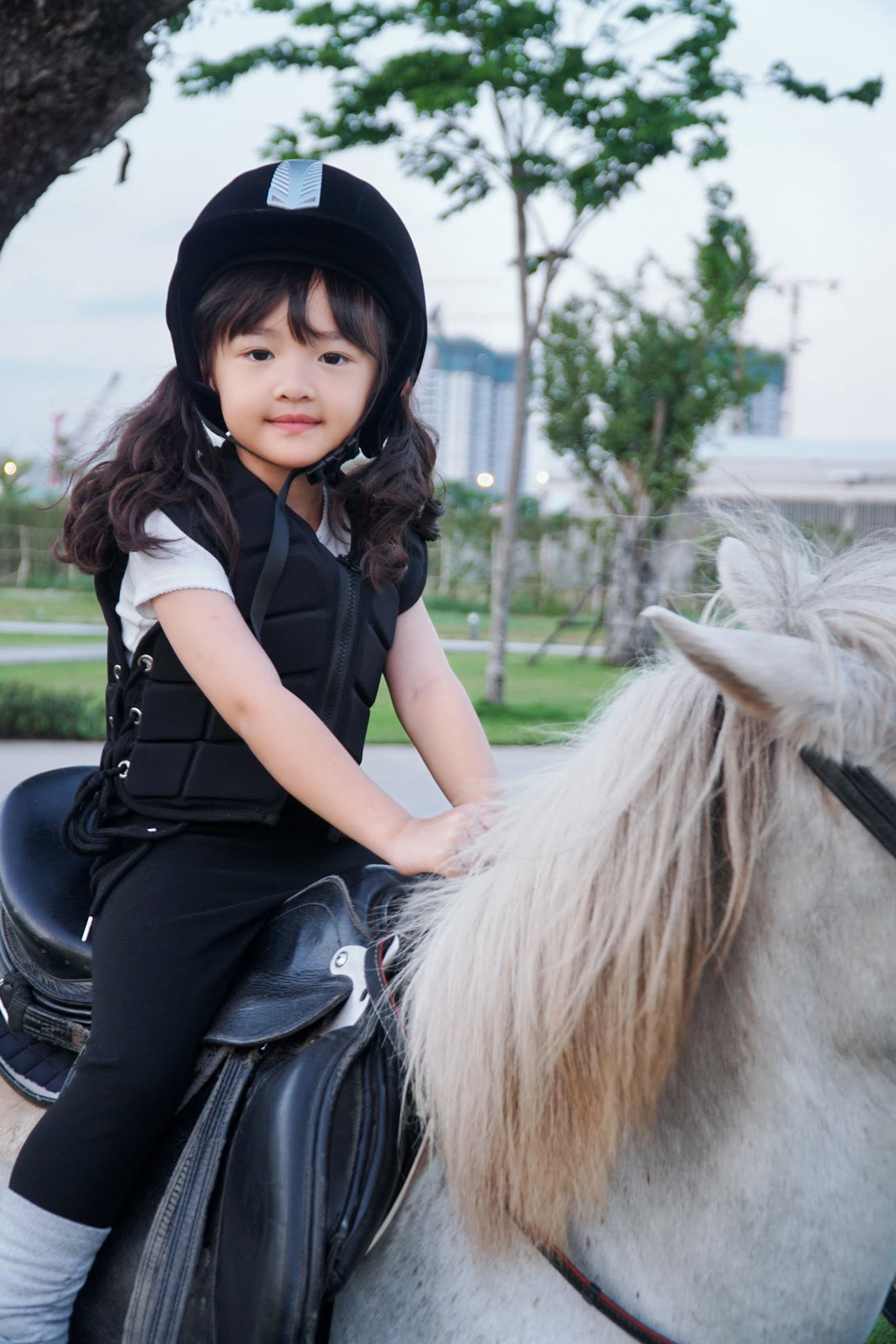 Cô bé được bố mẹ cho theo học nhiều môn năng khiếu. Ảnh: FBNV.