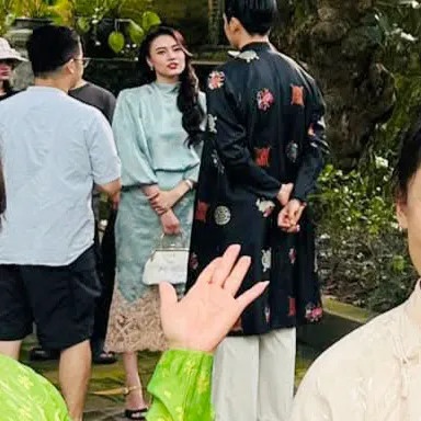 Bóng lưng nam nhân khá giống Quốc Anh