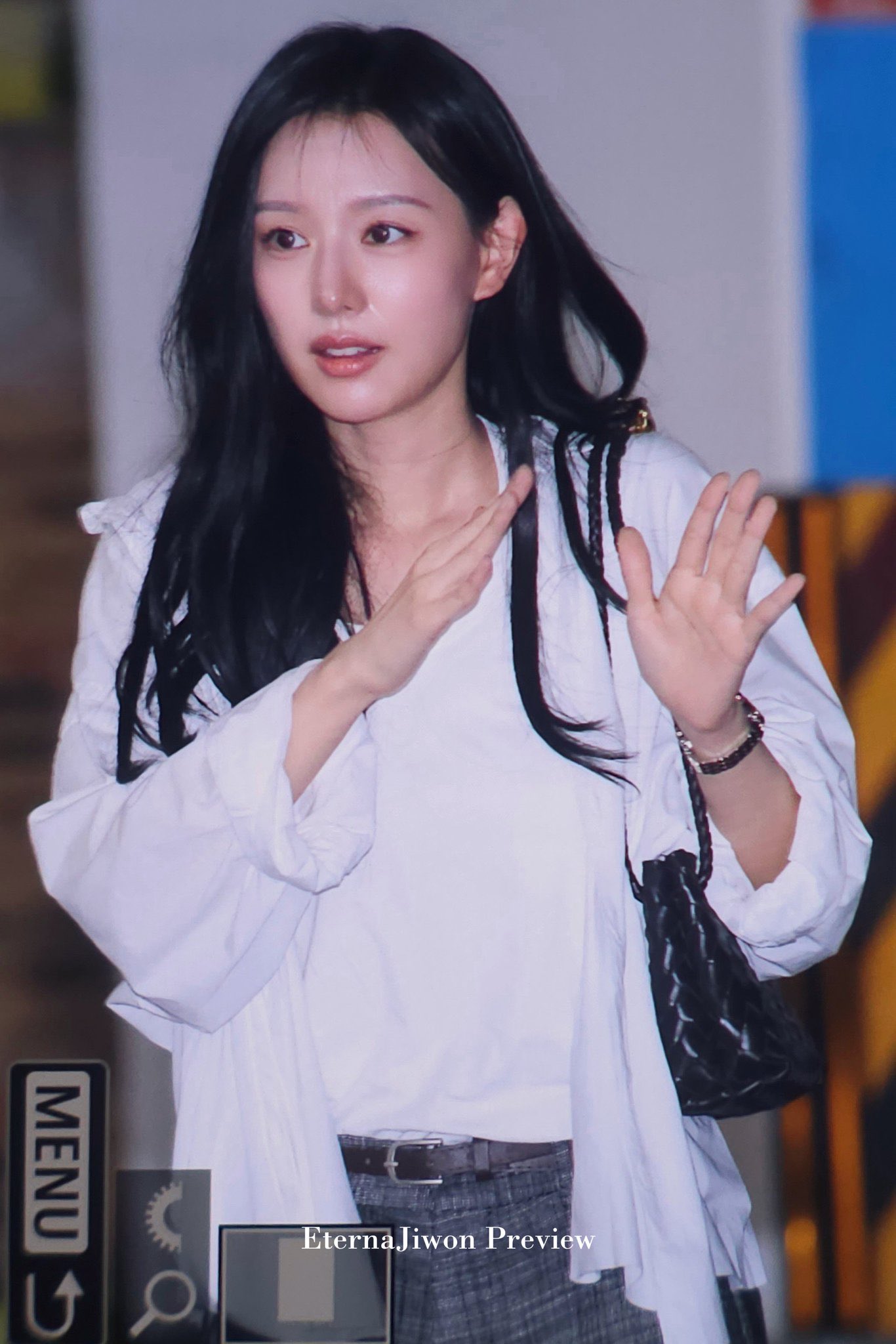 Outfit đơn giản nhưng thanh lịch, trang nhã