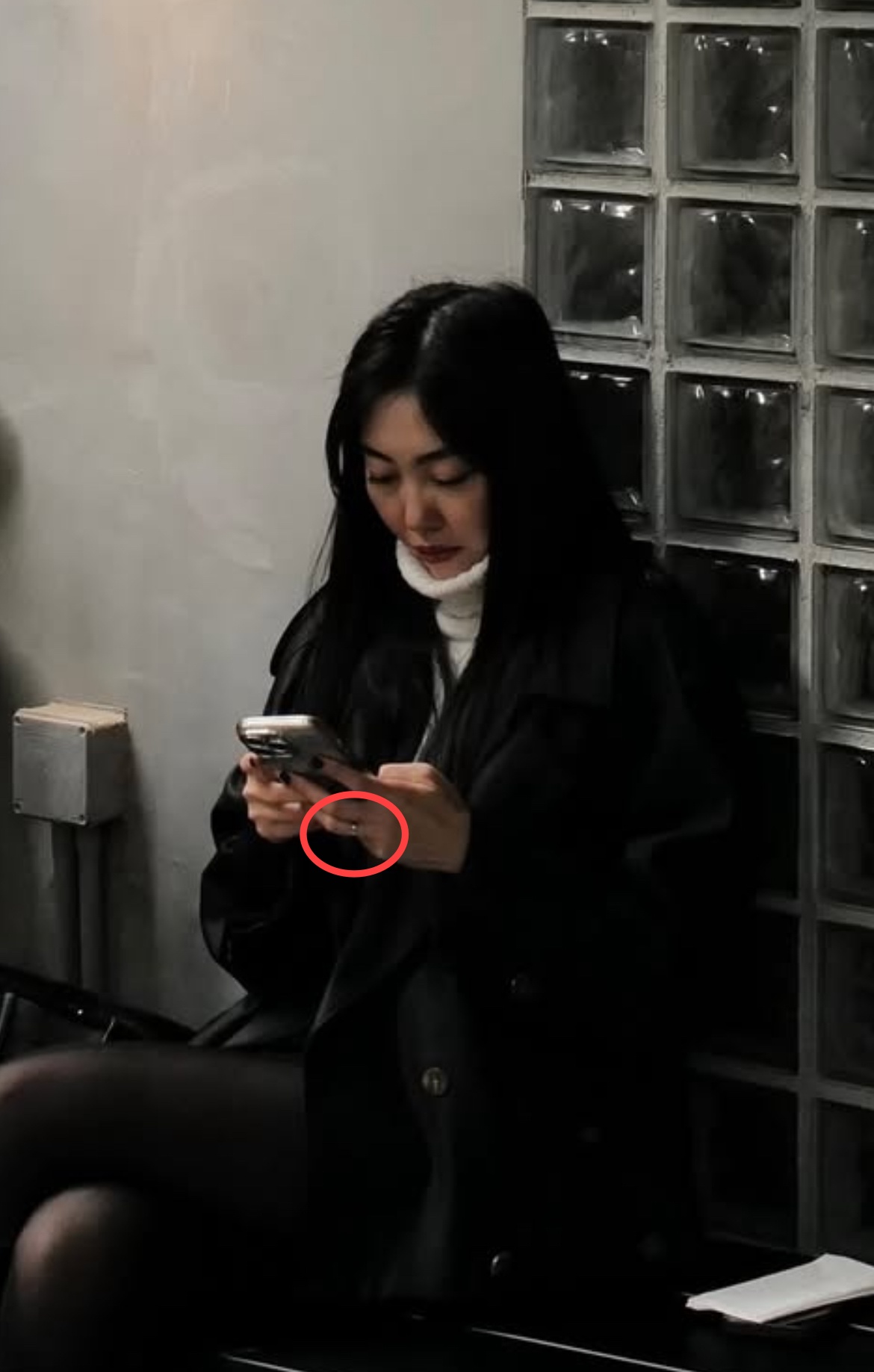 Gần đây, cư dân mạng phát hiện Vũ. bất ngờ không đeo nhẫn cưới trong một số hình ảnh được đăng tải trên mạng xã hội. Trog khi đó, bà xã của anh vẫn đeo nhẫn ở ngón áp út. Ảnh: FBNV