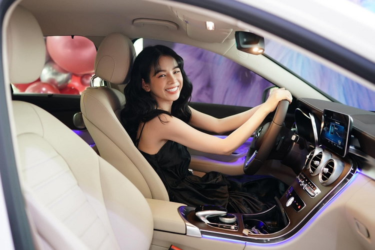 DJ đẹp nhất nhì Việt Nam: U35 độc thân đắt giá, tự mua Mercedes, sở hữu biệt thự Sài thành