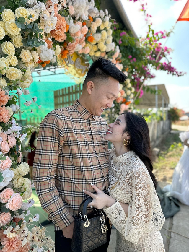 Vợ Huấn Hoa Hồng là ai?