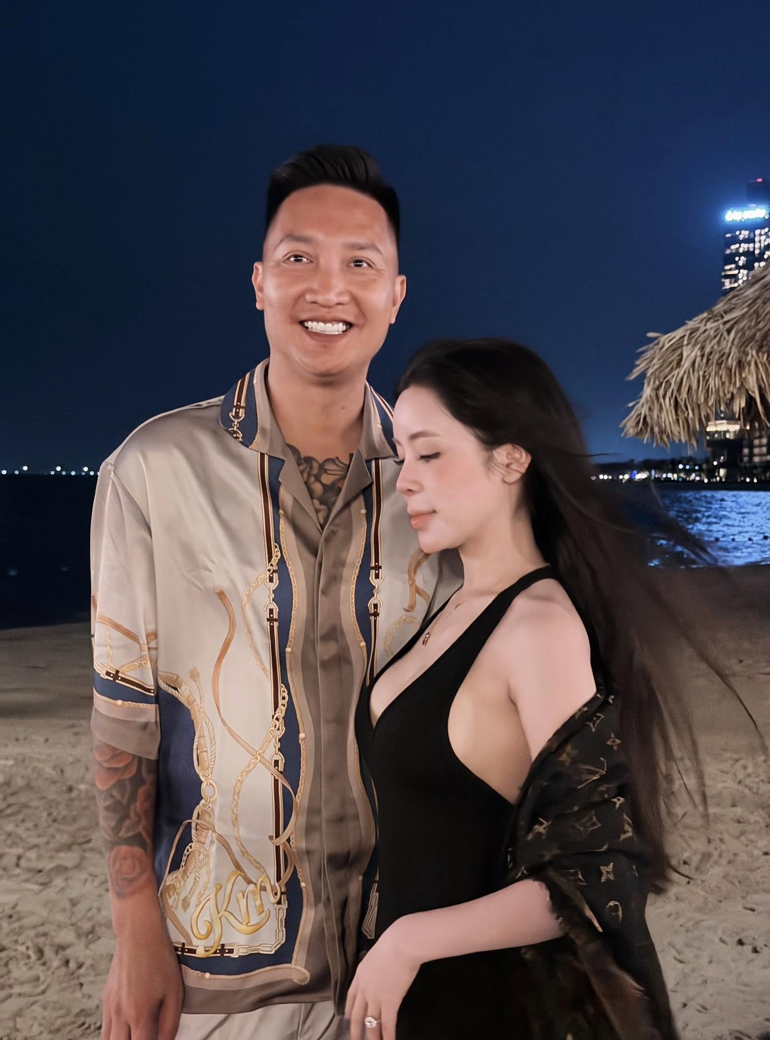 Hai vợ chồng thường xuyên livestream bán hàng trên các nền tảng mạng xã hội