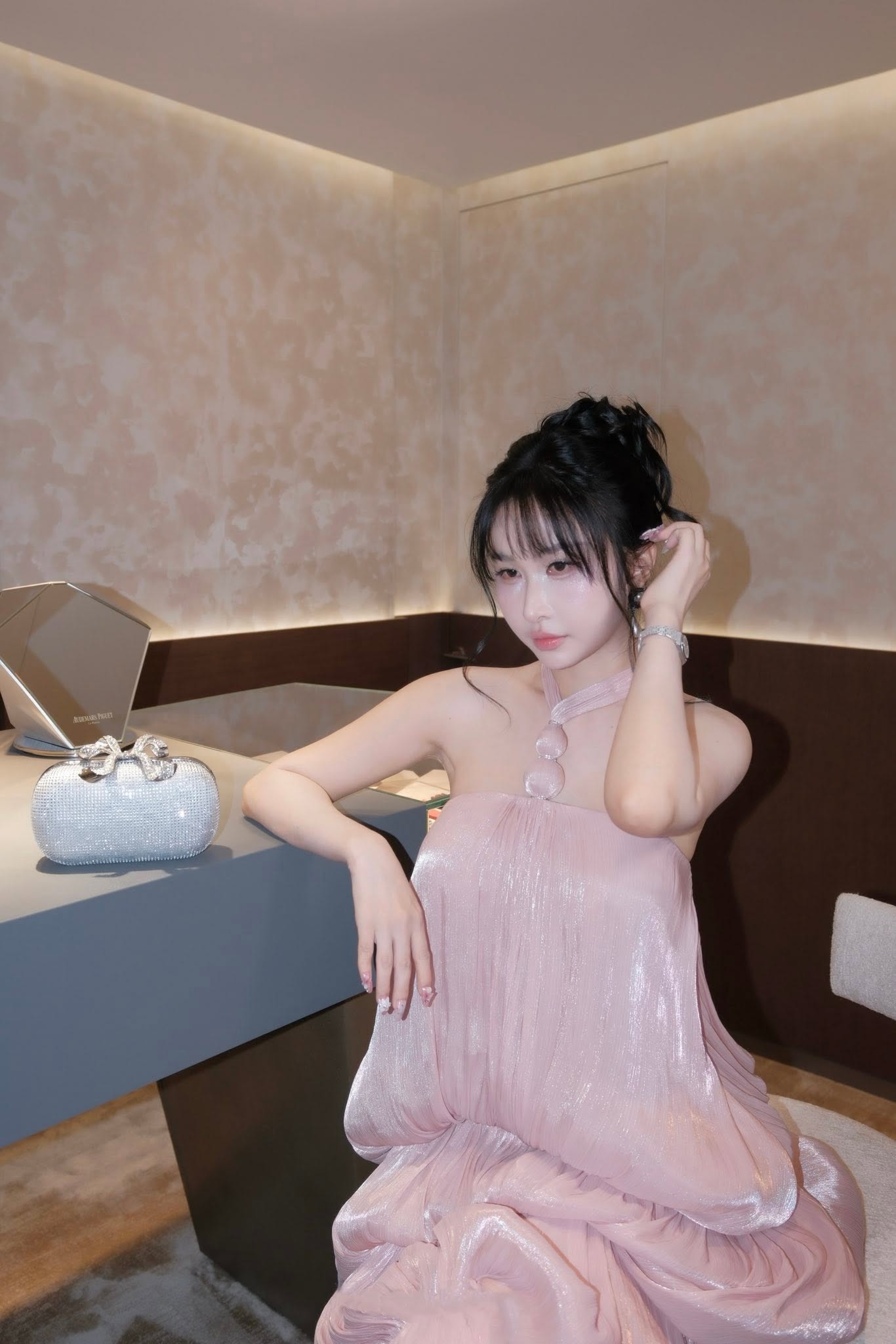 Vợ đại gia Minh Nhựa lạ lắm!