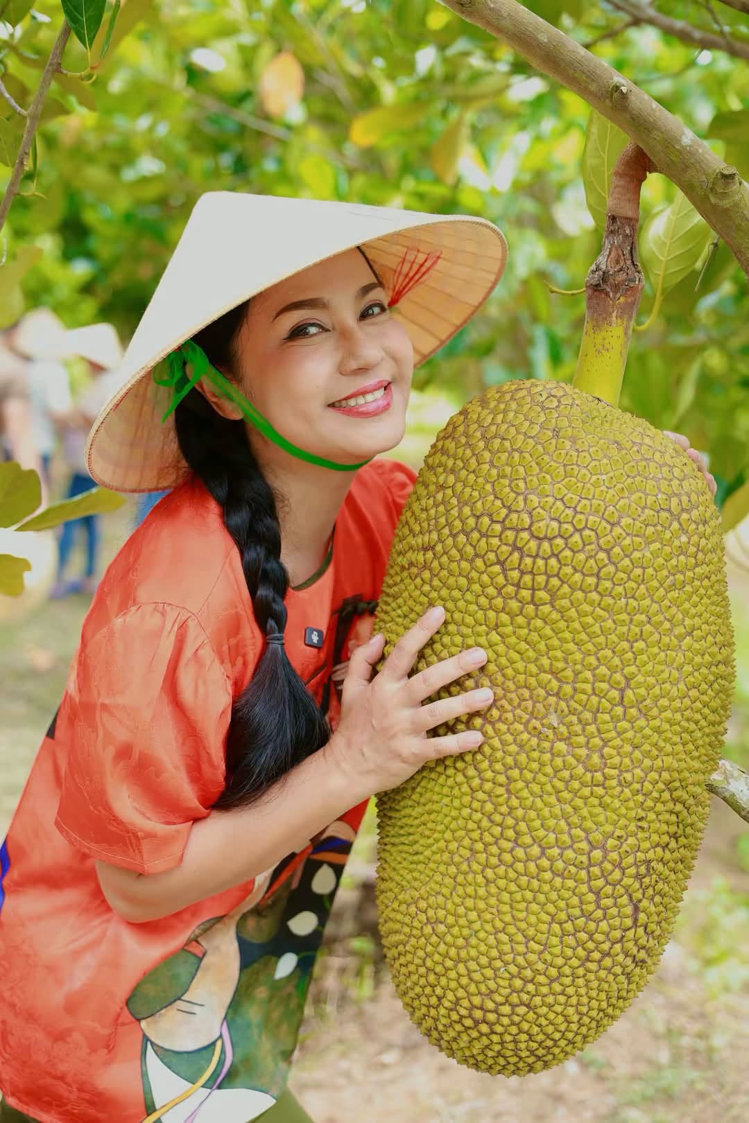 Việt Trinh trồng nhiều loại cây ăn trái quen thuộc như xoài, khế, ổi, cóc, đu đủ... Ảnh: FBNV