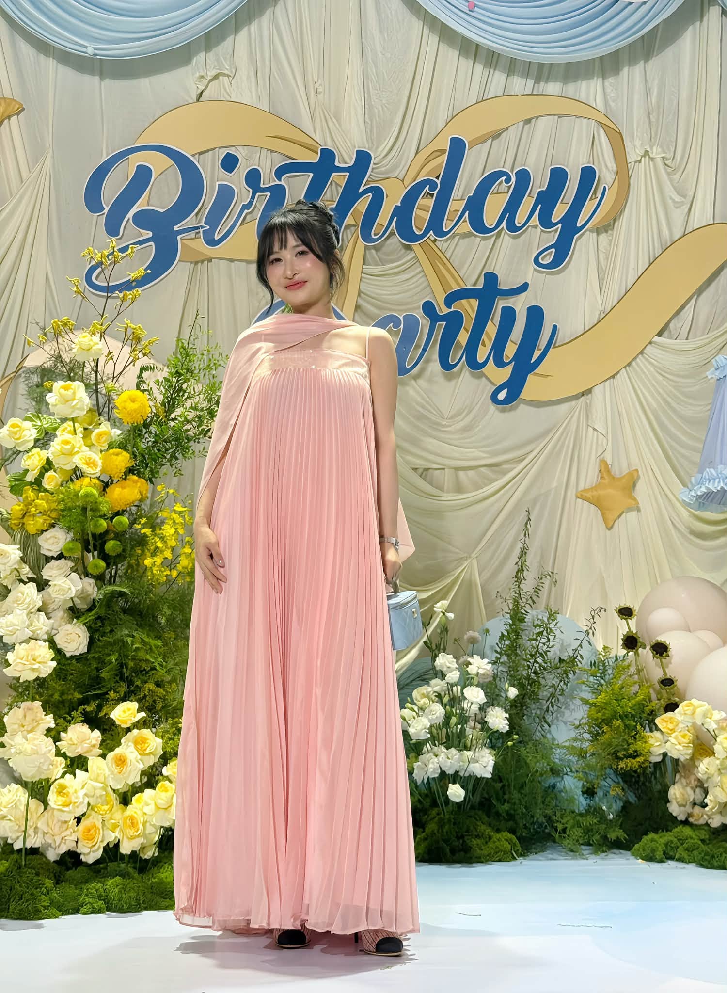 Gần đây vợ Minh Nhựa chuộng những outfit rộng, giấu dáng