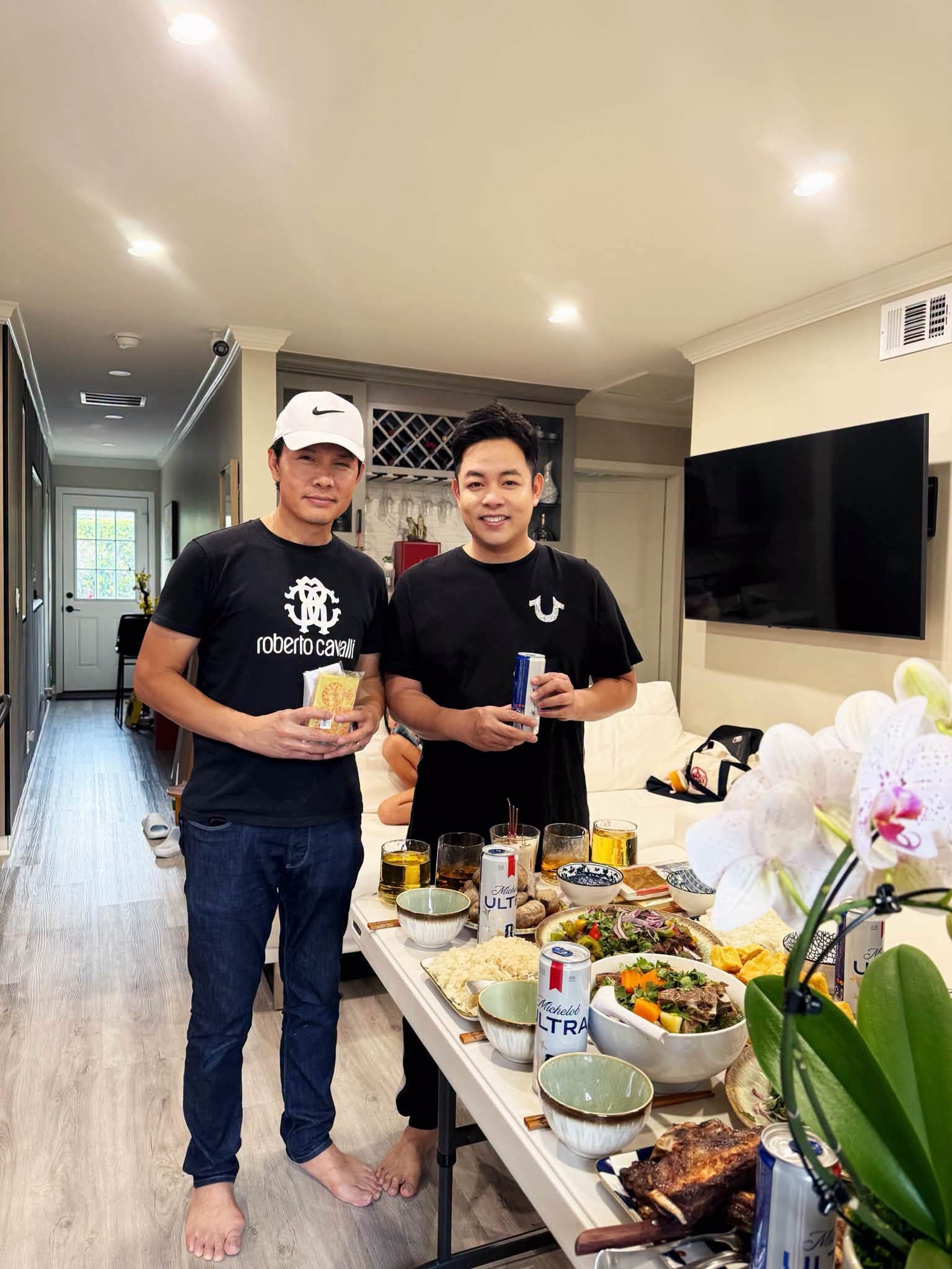 Quang Lê làm giỗ lần thứ 13 cho bố
