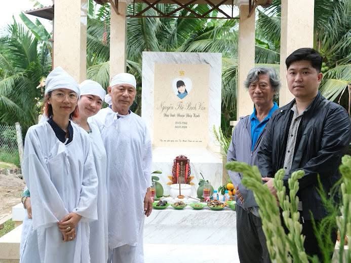 NS Tạ Minh Tâm đã xây xong phần mộ cho vợ quá cố là NS Bạch Vân. Ảnh: FBNV