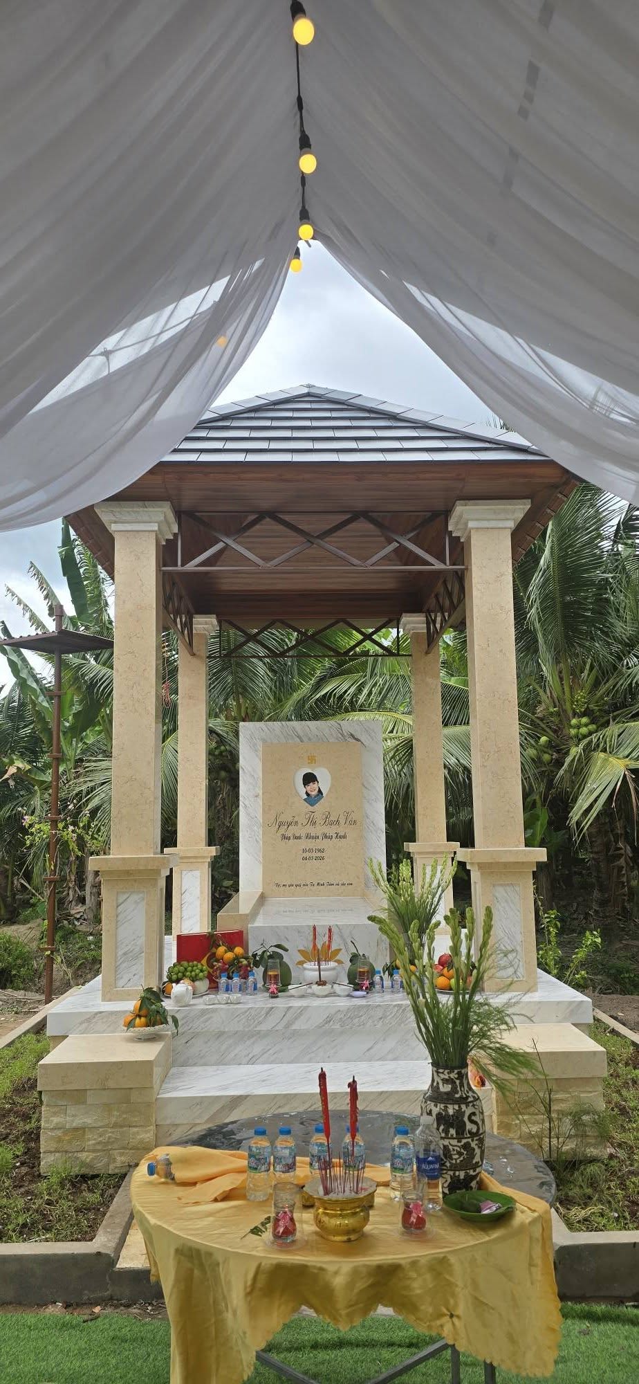 Sau thời gian lo liệu nơi an nghỉ cho người bạn đời quá cố, nghệ sĩ tổ chức lễ cúng và gửi lời mời đến người thân, bạn bè. Ảnh: FBNV