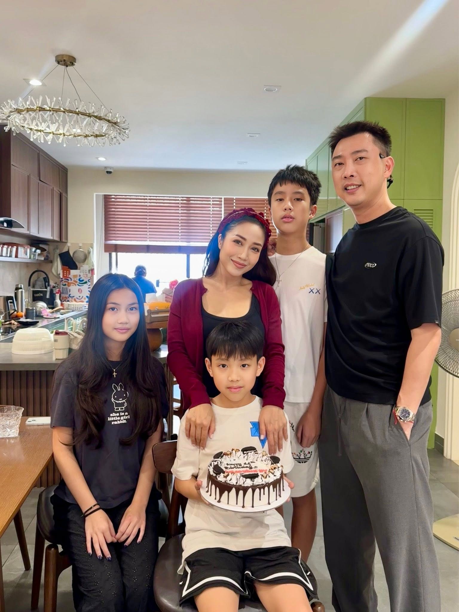 Vào tháng 6 vừa qua, Ốc Thanh Vân đã đưa các con sang Úc để vui chơi, tận hưởng mùa đông. Ảnh: FBNV