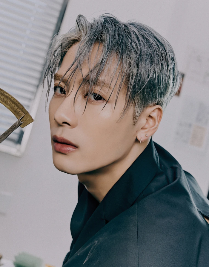 Jackson Wang từng bị tuyền thông Trung Quốc nghi vấn cắm sừng Vũ Kỳ khi tin đồn hẹn hò của cả hai xuất hiện vào năm 2022