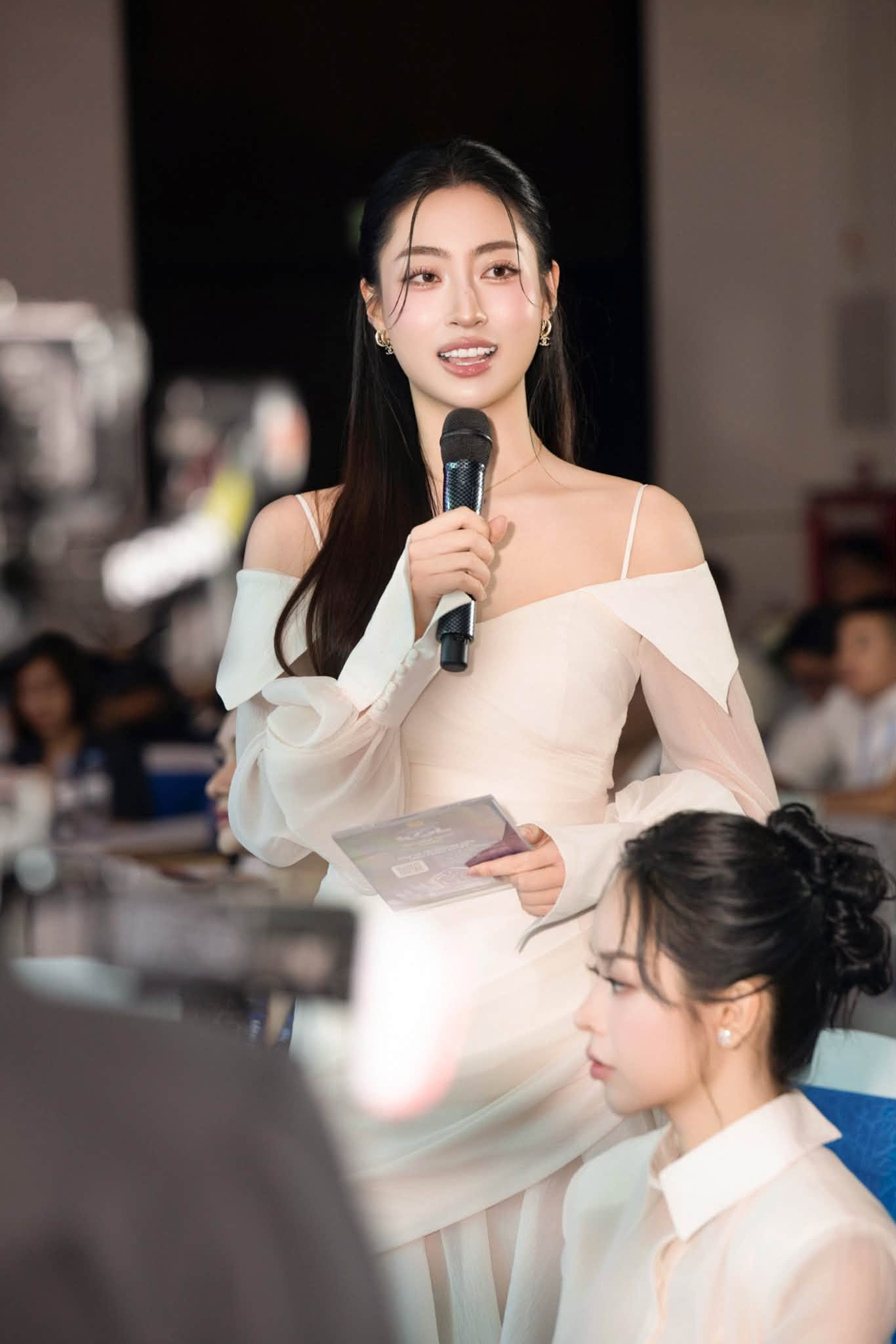 Song song với việc học, Lương Thùy Linh đảm nhận nhiều vai trò như MC, người mẫu, tham gia các sự kiện thời trang và hoạt động cộng đồng. Ảnh: FBNV