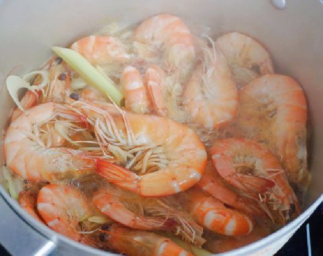 Vì sao nên cho thêm vài lát gừng, nhánh sả vào nồi khi luộc tôm? Nhiều người đến giờ vẫn chưa biết mẹo này