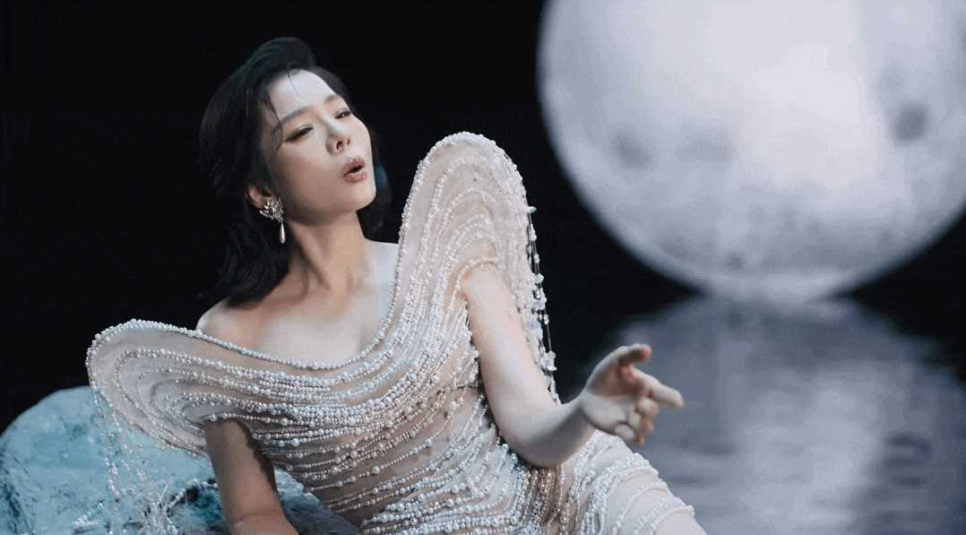 Lâm Bảo Châu là người đứng sau MV và chỉ đạp diễn xuất cho Lệ Quyên