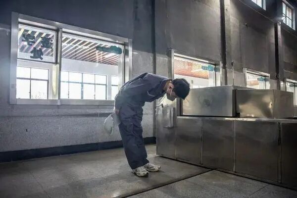 Hứa Đường Ngân bỏ mũ cúi chào thi thể