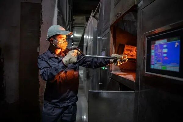 Hứa Đường Ngân mở buồng lò hỏa táng