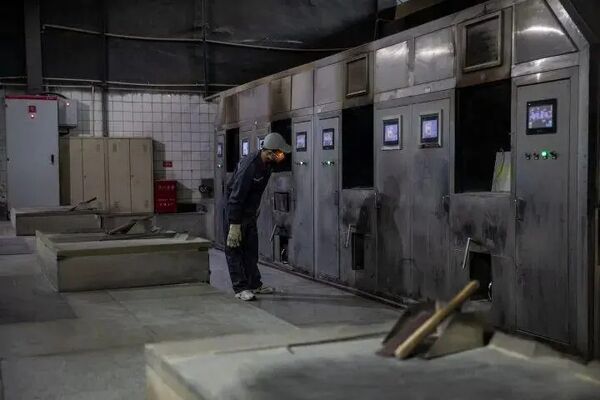 Nhân viên hỏa táng phải đứng trước lò quan sát tình hình