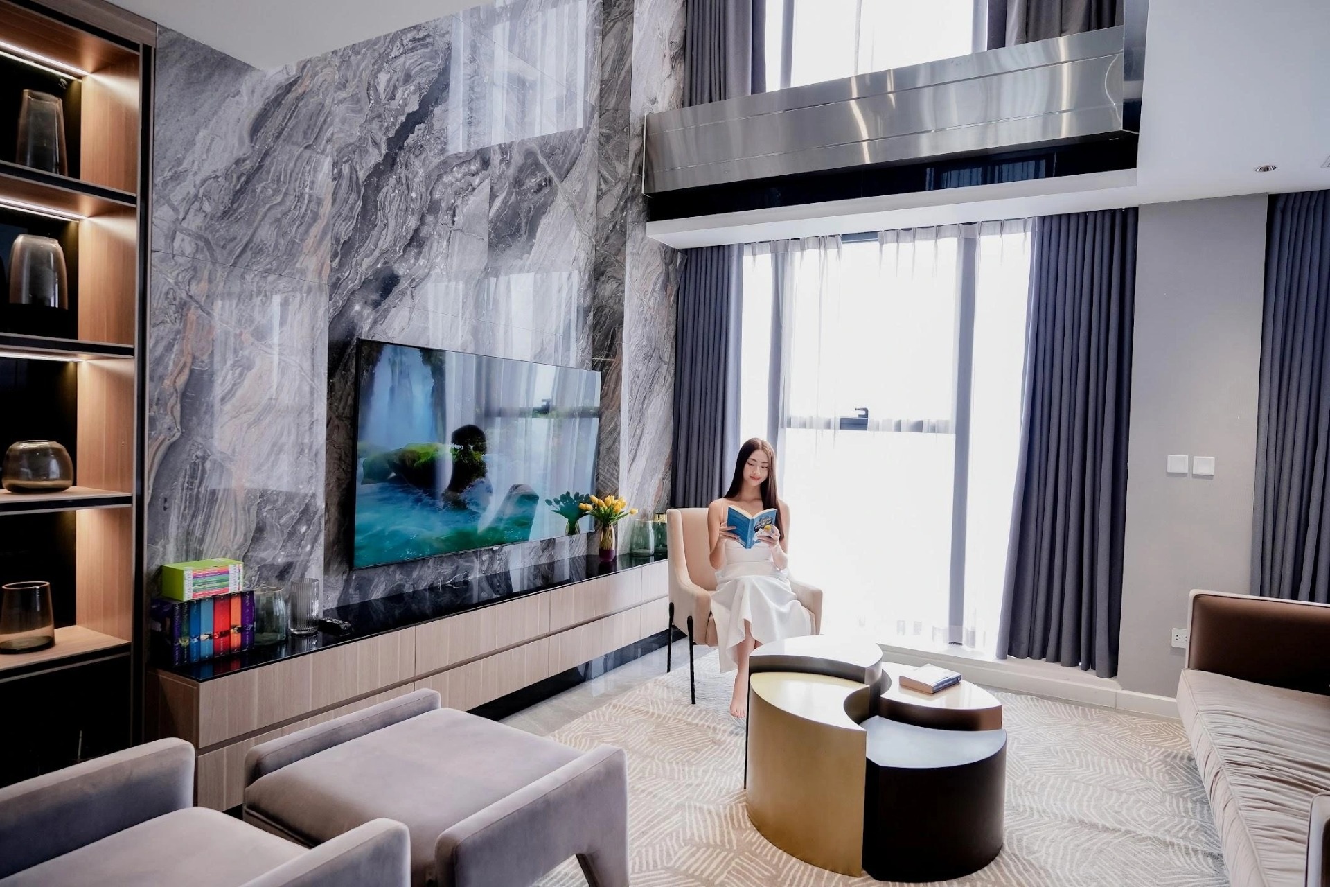 Hoa hậu Việt quê Cao Bằng bước sang tuổi 26: Nhan sắc lên hương, ở penthouse vị trí đắc địa