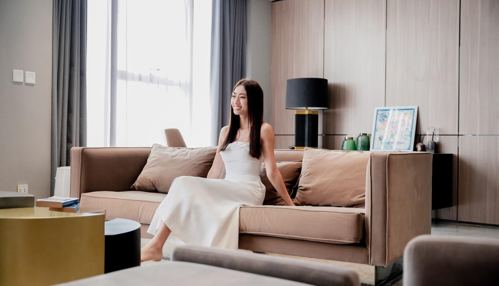 Hoa hậu Việt quê Cao Bằng bước sang tuổi 26: Nhan sắc lên hương, ở penthouse vị trí đắc địa