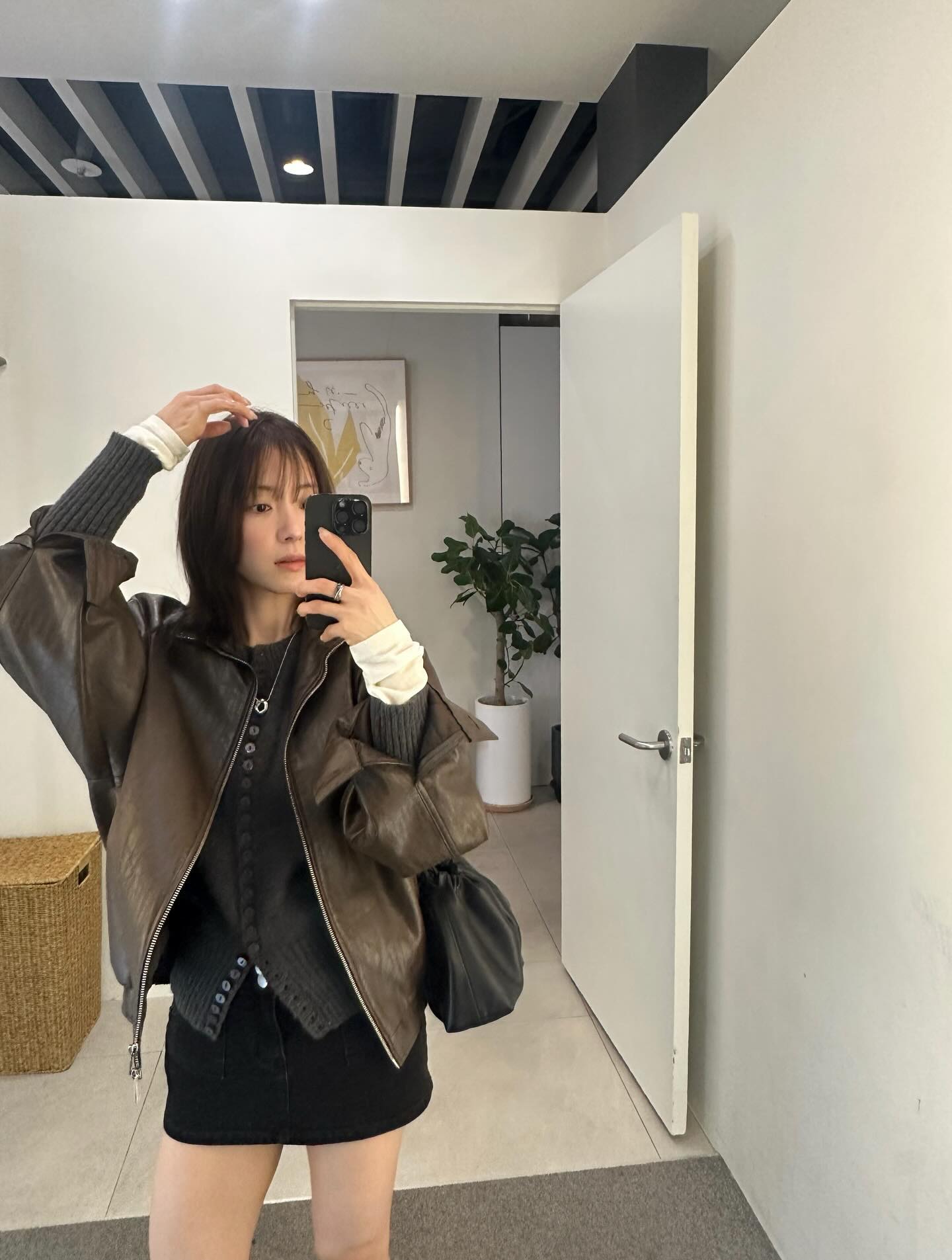 Phong cách phối đồ layer đầy cá tính của Lee Se Young. (Nguồn: Instagram)