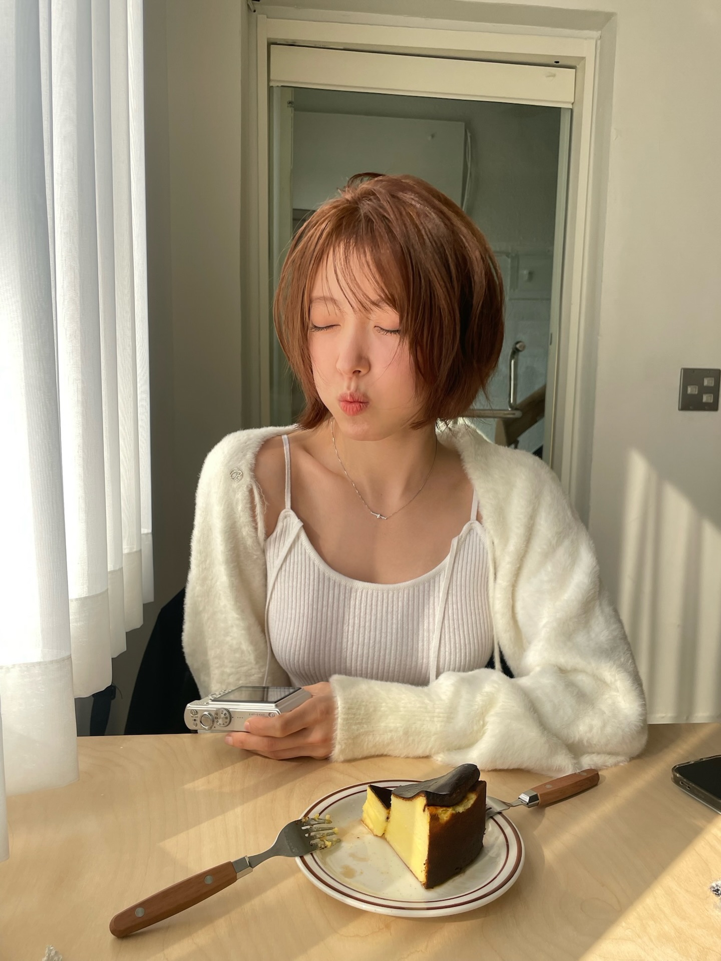 Mái tóc ngắn cá tính khiến nhan sắc của Lee Se Young càng thu hút. (Nguồn: Instagram)